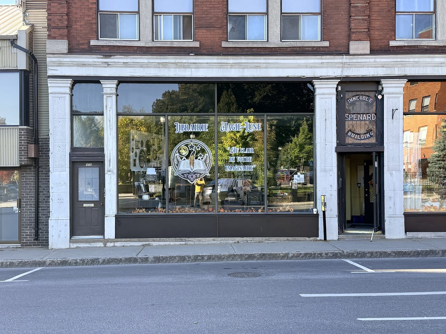 La devanture de la librairie dans l'immeuble Spenard, rue Notre-Dame Centre